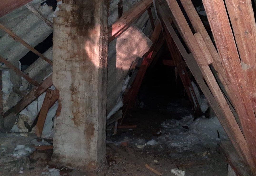 Крыша жилого дома обрушилась в Новгородской области