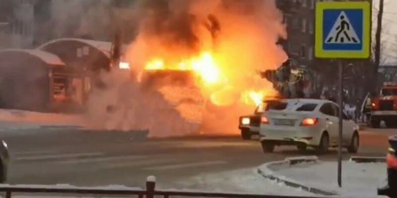 Автобус с пассажирами воспламенился на маршруте в Иркутске