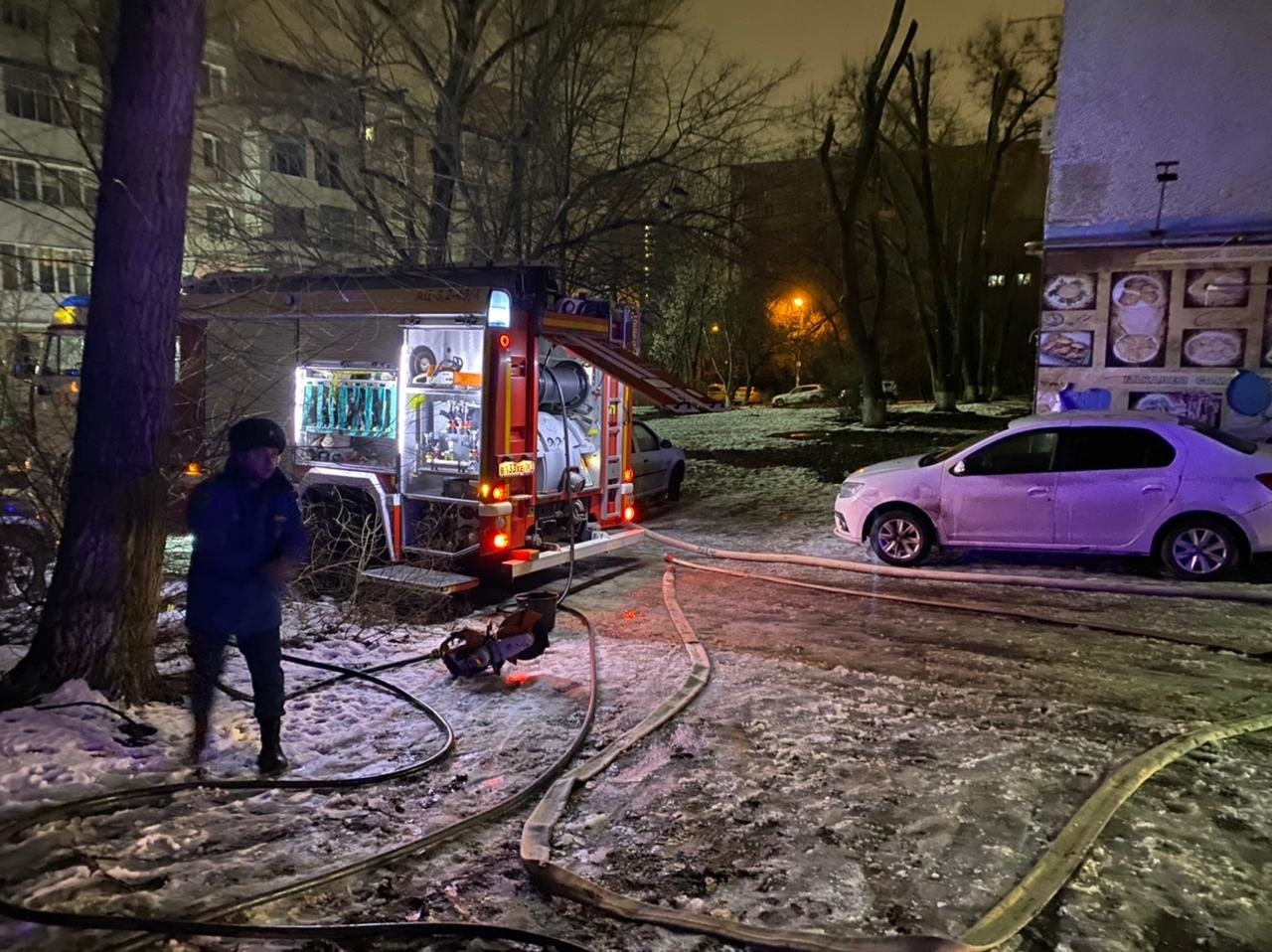 Двое человек погибли при пожаре в пятиэтажке в Ростове-на-Дону