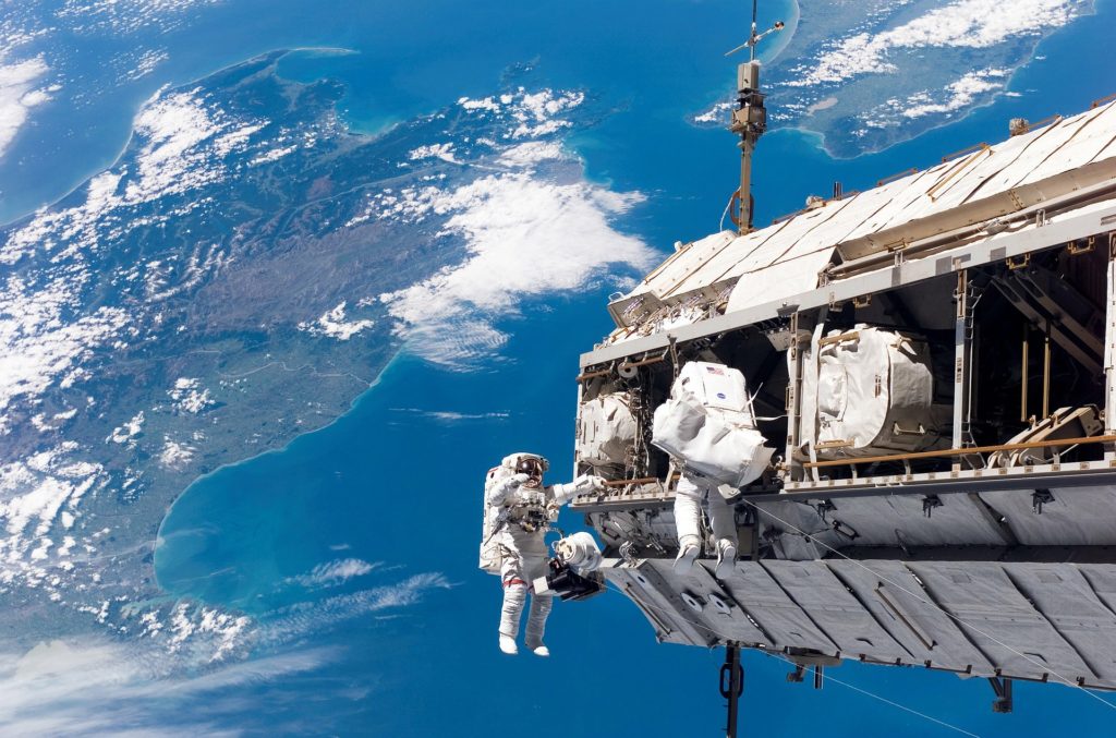 Российский экипаж МКС совершил выход в открытый космос