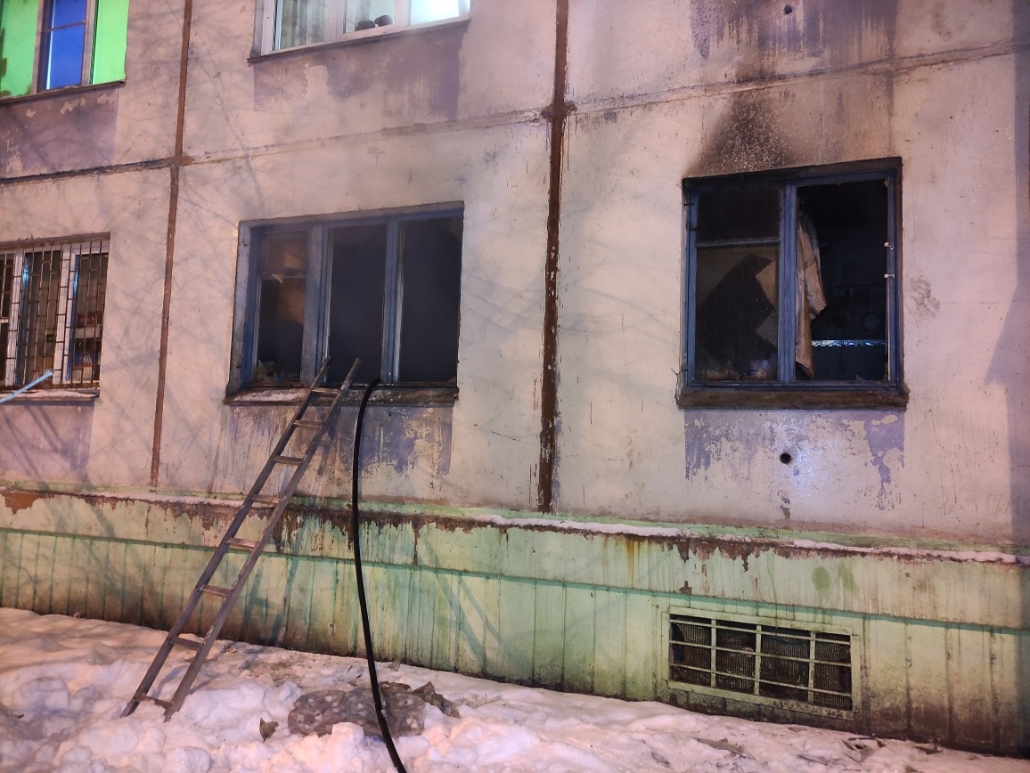 Трое человек погибли при пожаре в челябинской многоэтажке