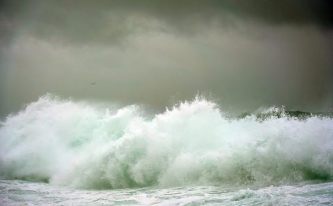 Командорским островам грозят десятиметровые волны