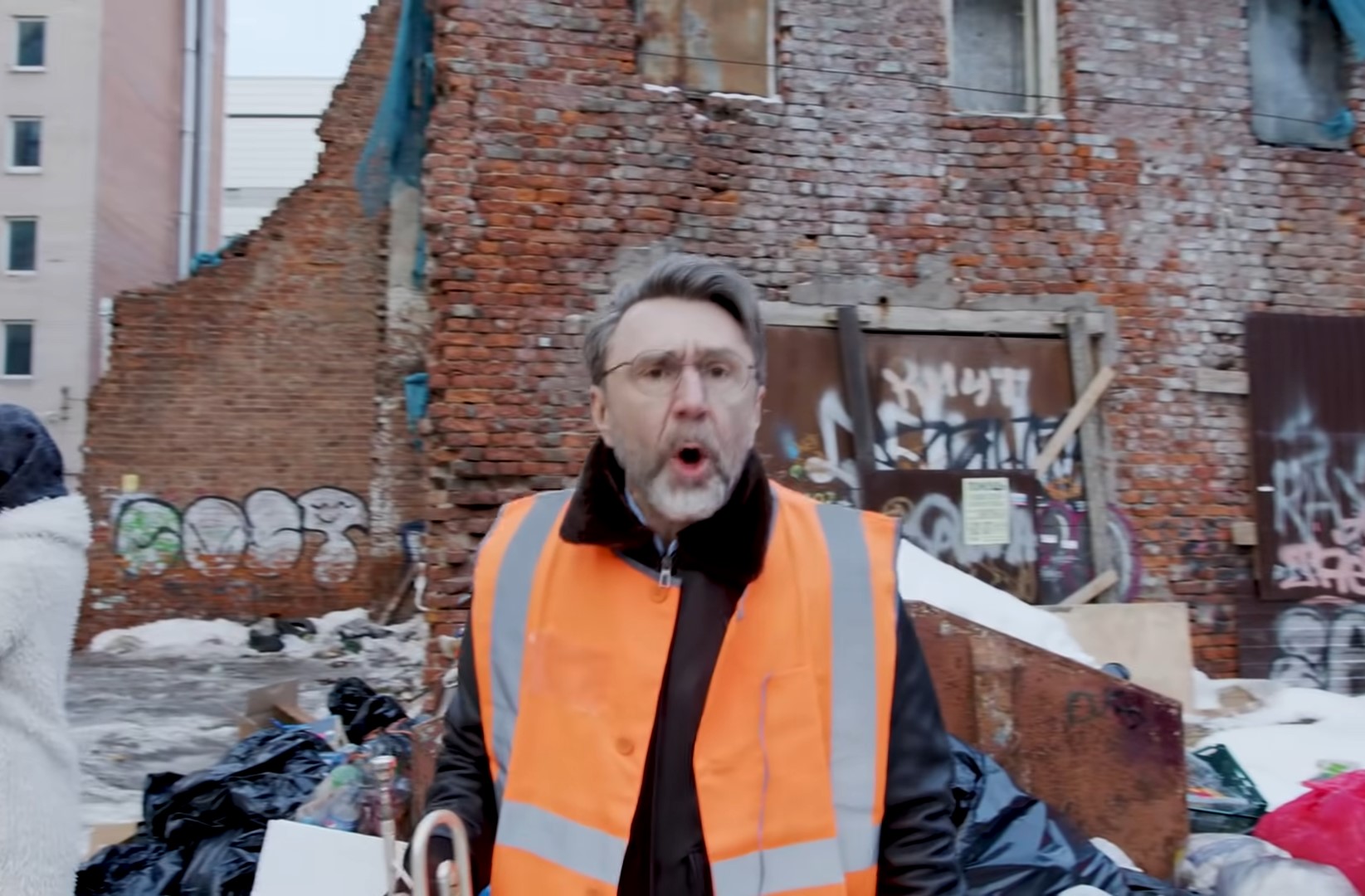 Шнуров посвятил новую песню гололеду и горам мусора в Санкт-Петербурге
