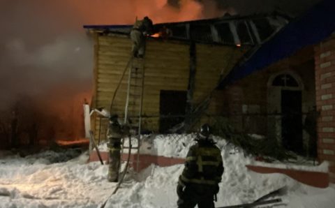 Пожарные потушили огонь в церкви в Оренбургской области