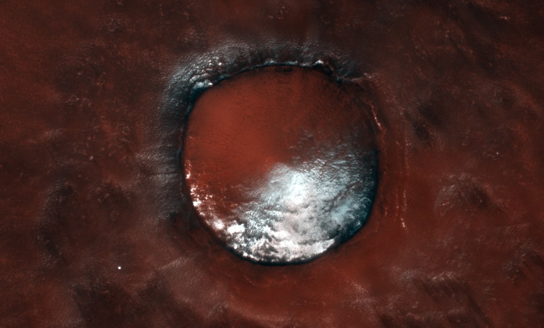 В кратере на Марсе образовался водяной лед