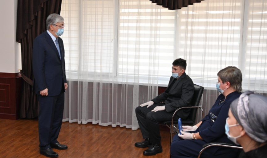 Президент Казахстана встретился с семьями погибших силовиков
