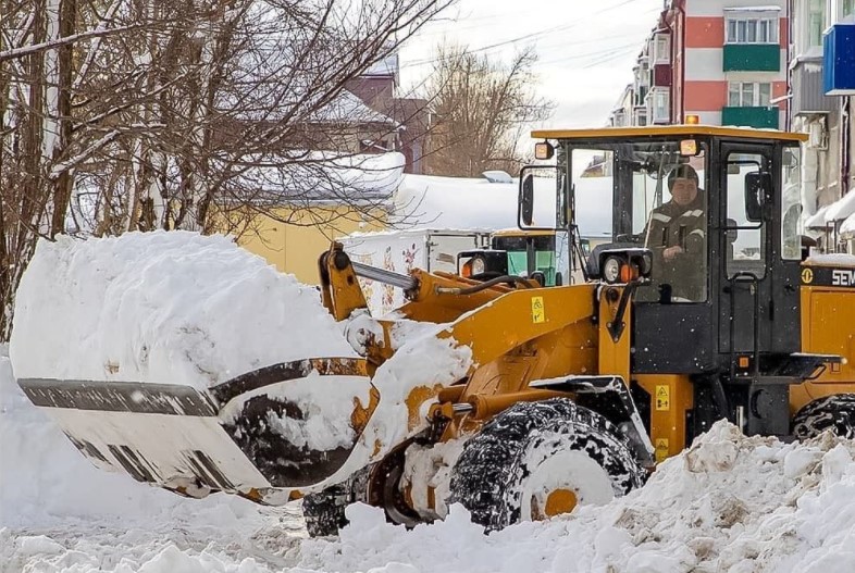 Зима 2022 – 2023 годов выдастся для Петербурга тяжелой: похоже Смольному не хватает работников для уборки снега