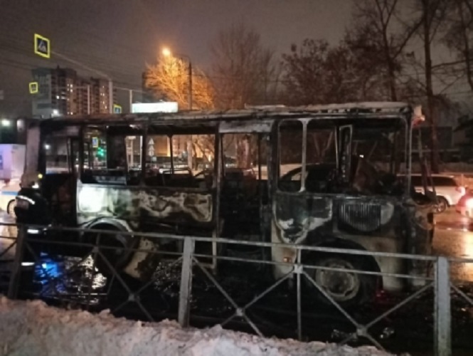 Переполненный людьми автобус загорелся в Новосибирске
