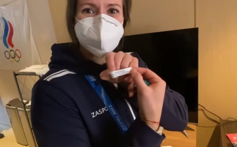 Российские спортсмены в Пекине получили печенья с пожеланиями от болельщиков