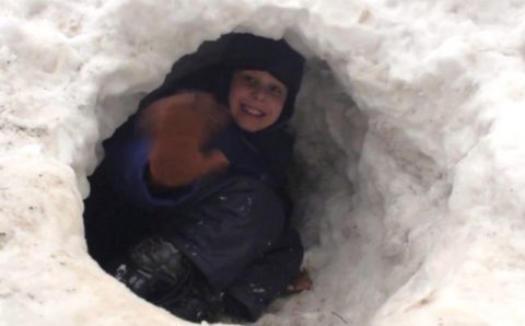 Маленьких детей вызволили из ледового плена на Колыме