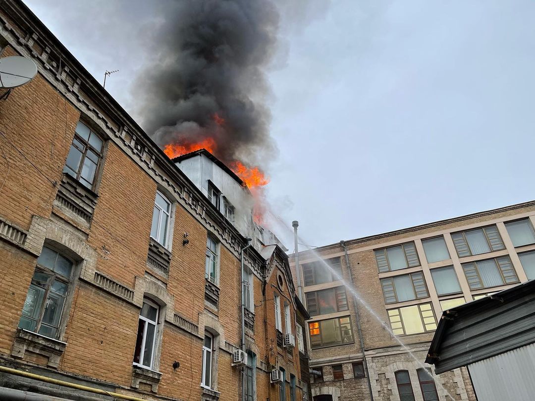 В Пятигорске вывели людей из полыхающего здания в центре города