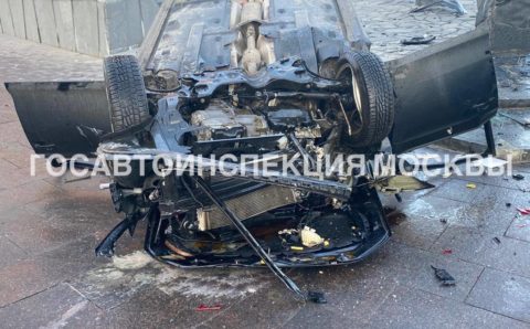 В Москве автомобиль врезался в мемориал «Стена скорби»