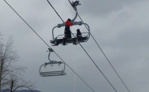 На Кубани спасатели проводят операцию по спуску туристов с канатной дороги