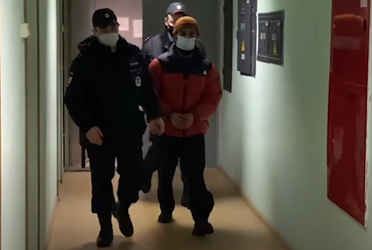 СК РФ опубликовал кадры допроса мигрантов, которые напали на двух полицейских в метро