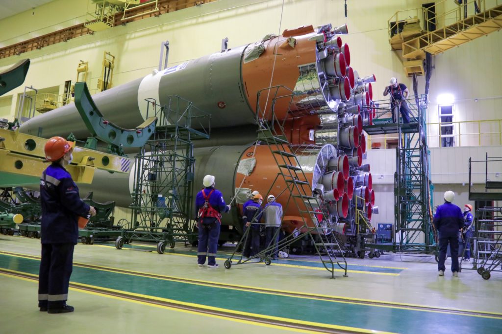 На Байконуре готовятся к вывозу на стартовый комплекс ракеты «Союз-2.1б»