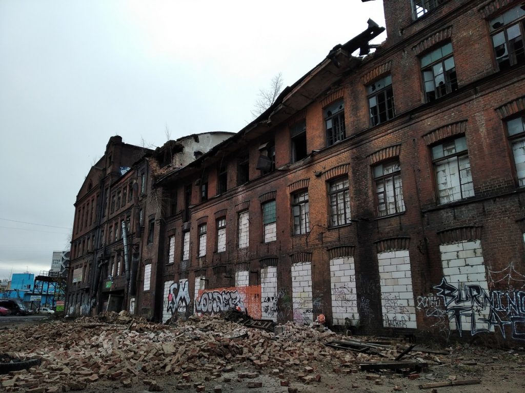 В Петербурге фасад здания бывшего завода «Красный треугольник» обрушился на голову прохожих