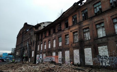 В Петербурге фасад здания бывшего завода «Красный треугольник» обрушился на голову прохожих