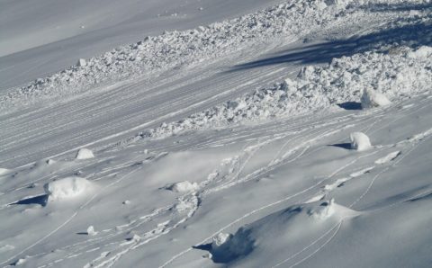 На Камчатке объявили предупреждение из-за лавин в горах и 12-метровых волн в море