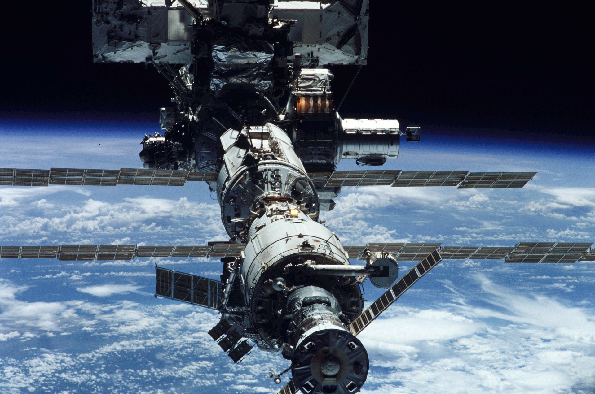 Специалисты Роскосмоса подняли высоту орбиты МКС на полкилометра