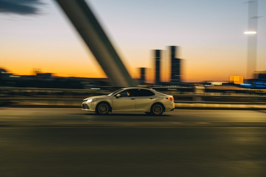 Автомобиль Toyota Camry влетел в витрину магазина в Москве