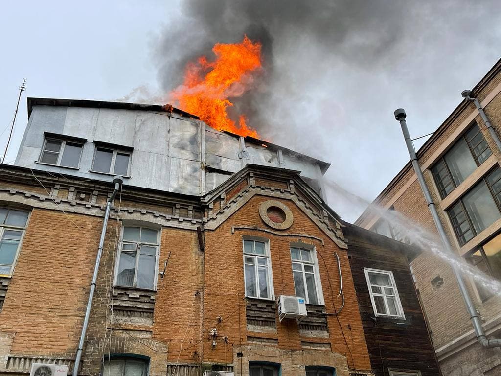 Полыхающий в центре Пятигорска жилой дом потушили