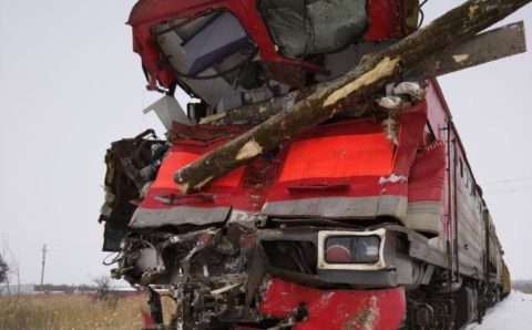 Поезд сошёл с рельсов в Приморье после столкновения с грузовиком