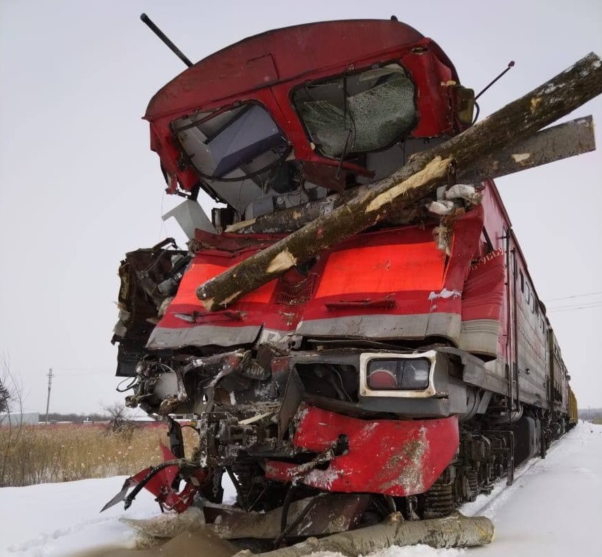Поезд сошёл с рельсов в Приморье после столкновения с грузовиком
