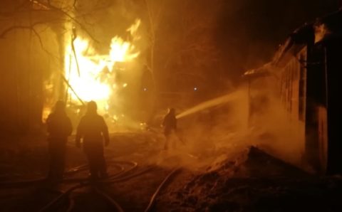 Памятник культуры в Хабаровске объяло пламя