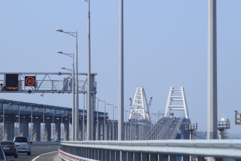 Несмотря на противоречивые сообщения Крымский мост продолжает работать в штатном режиме