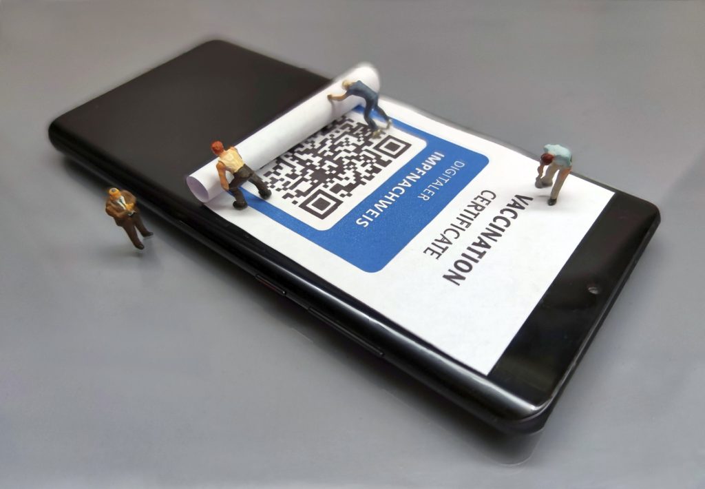 Власти Бурятии отменили QR-коды в общепите и ТРЦ