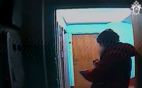 Камеры видеонаблюдения засняли момент поджога квартиры в доме в Чертаново
