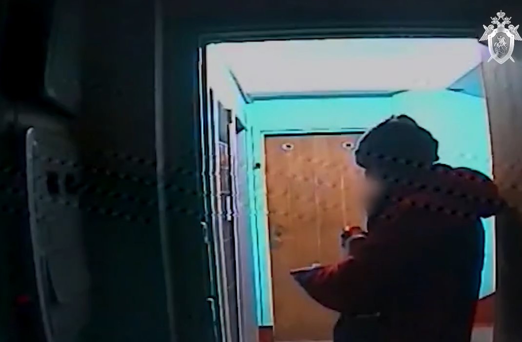 Камеры видеонаблюдения засняли момент поджога квартиры в доме в Чертаново