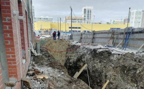 Рабочий в Екатеринбурге погиб, провалившись в пятиметровую траншею