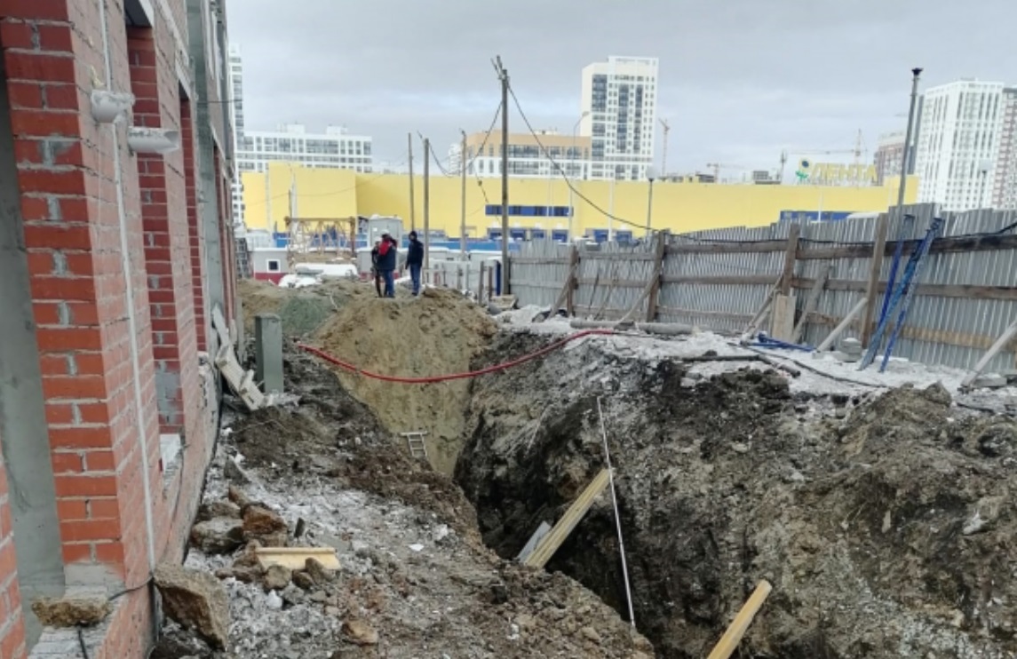 Рабочий в Екатеринбурге погиб, провалившись в пятиметровую траншею