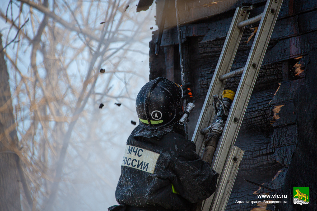 Во Владивостоке огнеборцы ликвидировали пожар в многоквартирном доме