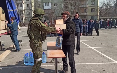 Российские военные привезли мариупольцам еду и баклажки с водой