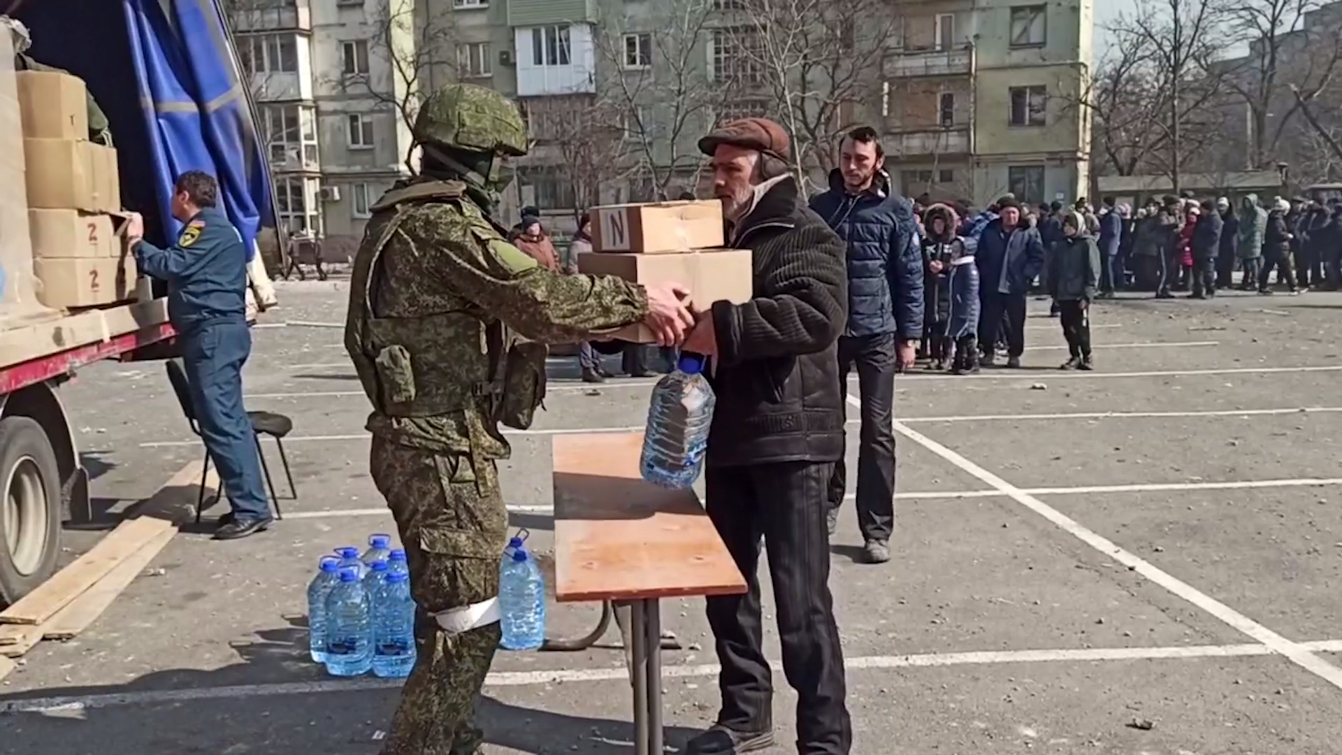 Российские военные привезли мариупольцам еду и баклажки с водой