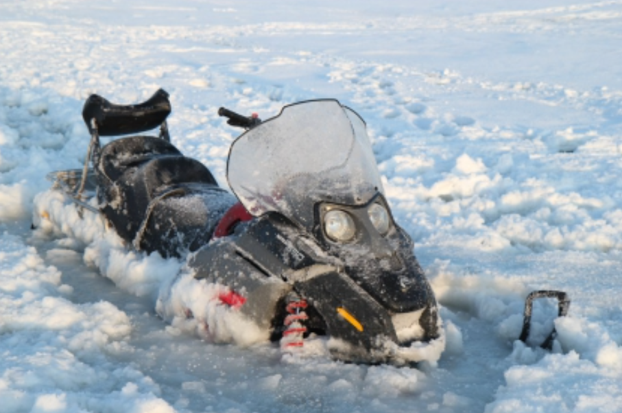 В Камчатском крае ушёл под лёд снегоход вместе с водителем