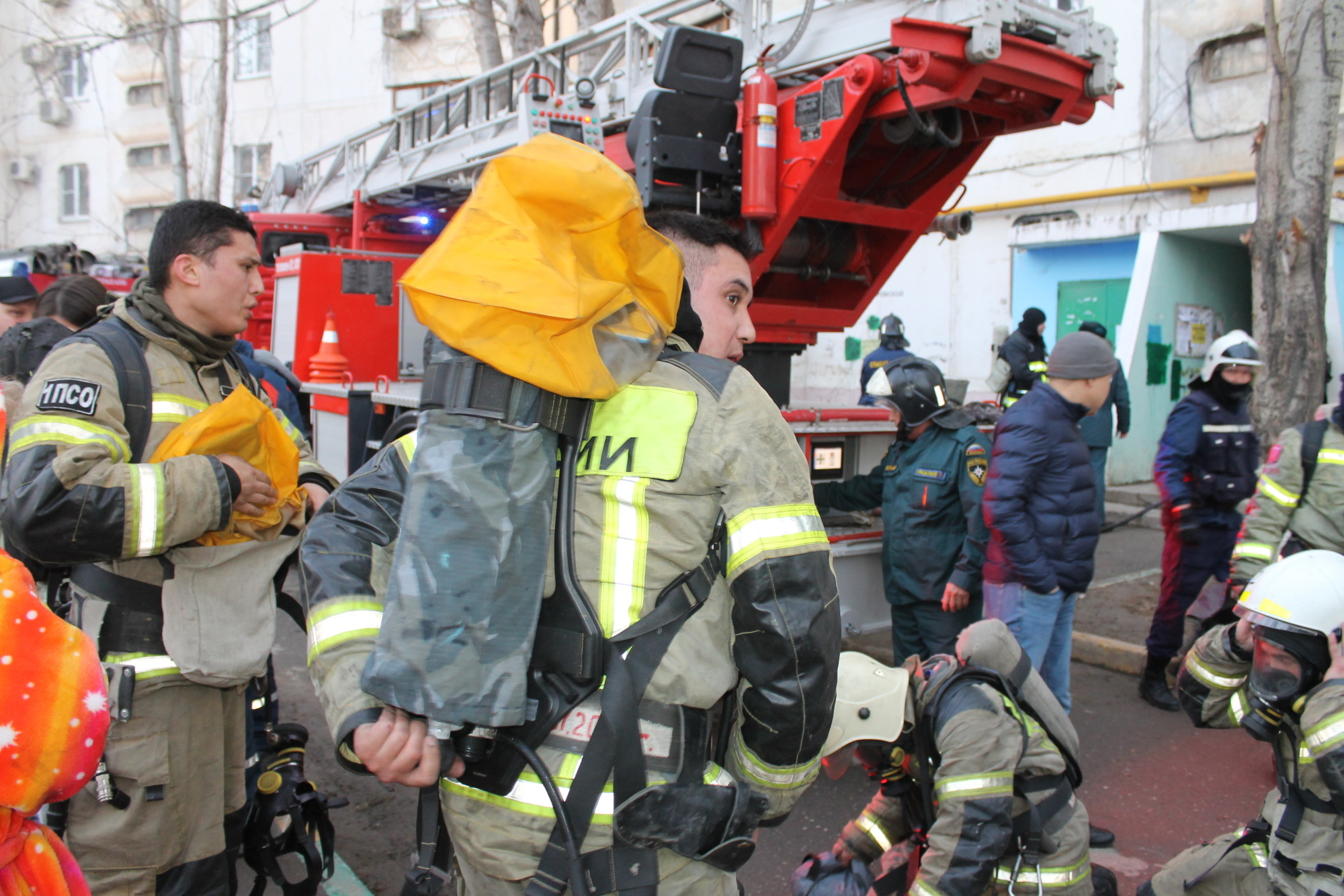 Астраханские пожарные спасли из горящего дома 23 человека
