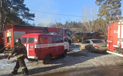 Пожарные спасли двух человек из горящего дома в Красноярском крае