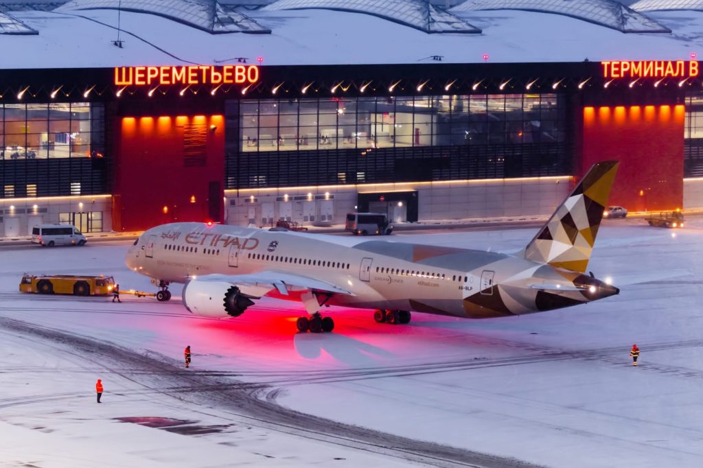 В аэропортах Москвы задержаны и отменены 40 рейсов из-за снегопада