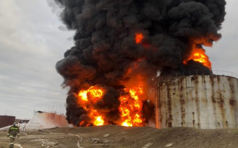 В ЛНР сообщили о пожаре на Луганской нефтебазе в результате обстрела украинских военных