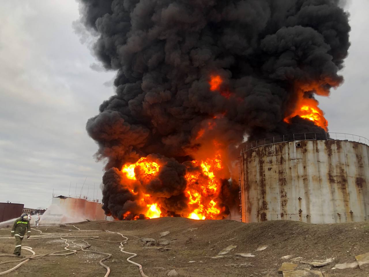 В ЛНР сообщили о пожаре на Луганской нефтебазе в результате обстрела украинских военных