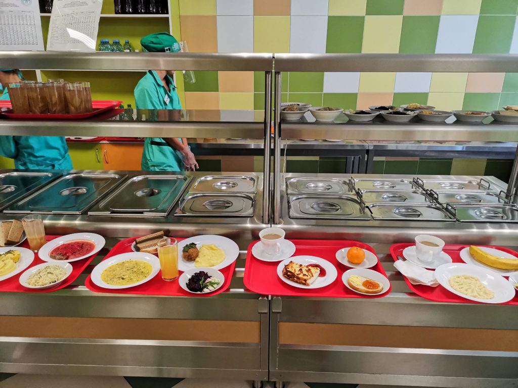 Из школьных столовых Петербурга начали исчезать фрукты и мясо