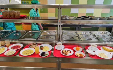 Из школьных столовых Петербурга начали исчезать фрукты и мясо