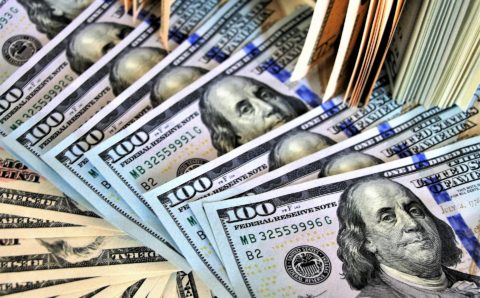 Центробанк ограничил выдачу наличной валюты для ИП и юрлиц до 5 тысяч долларов