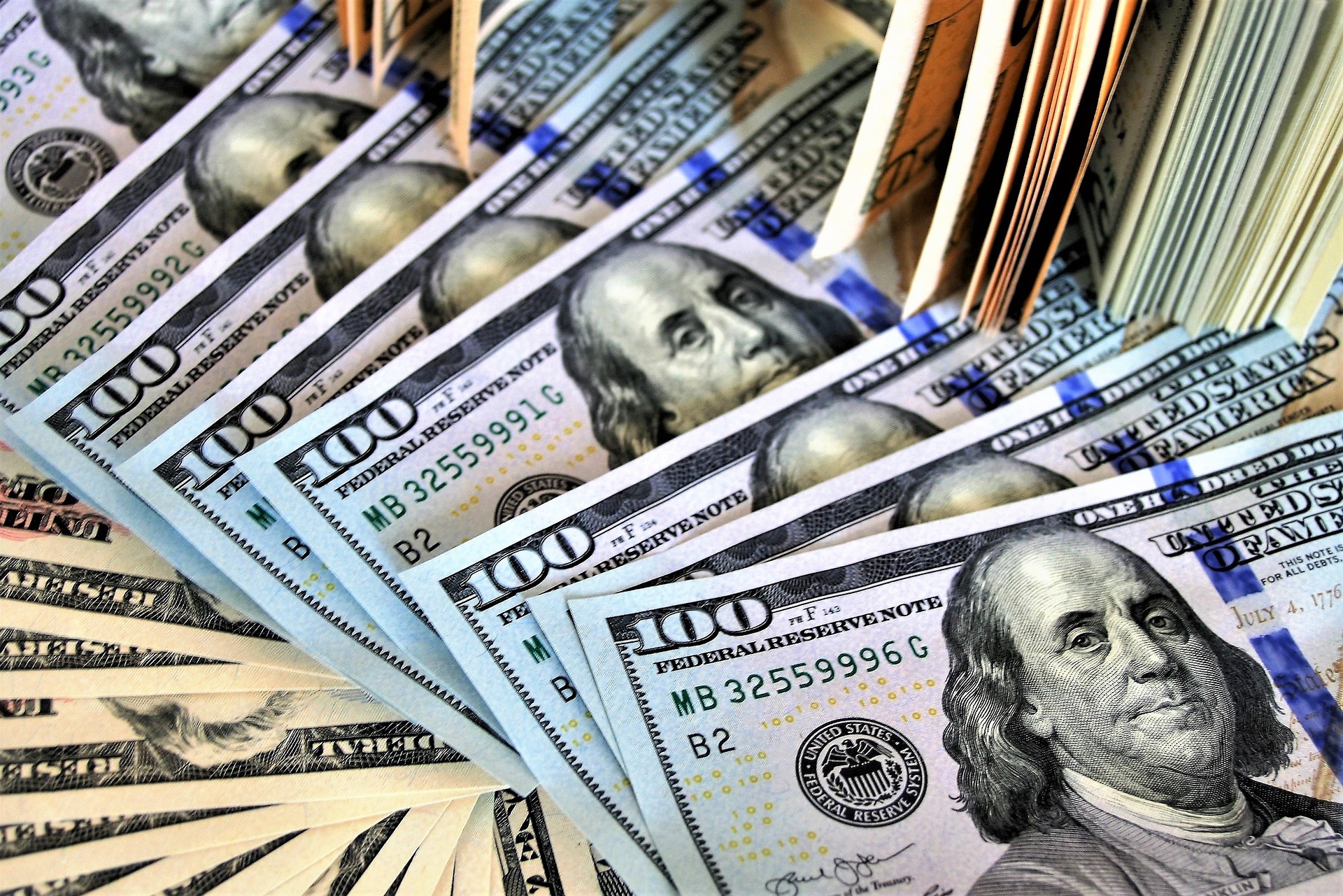 Центробанк ограничил выдачу наличной валюты для ИП и юрлиц до 5 тысяч долларов