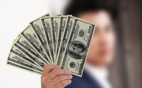 Доллар на старте торгов «просел» до 105 рублей