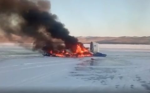 На озере Байкал машина столкнулась с судном на воздушной подушке