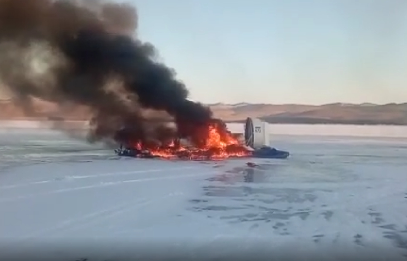На озере Байкал машина столкнулась с судном на воздушной подушке